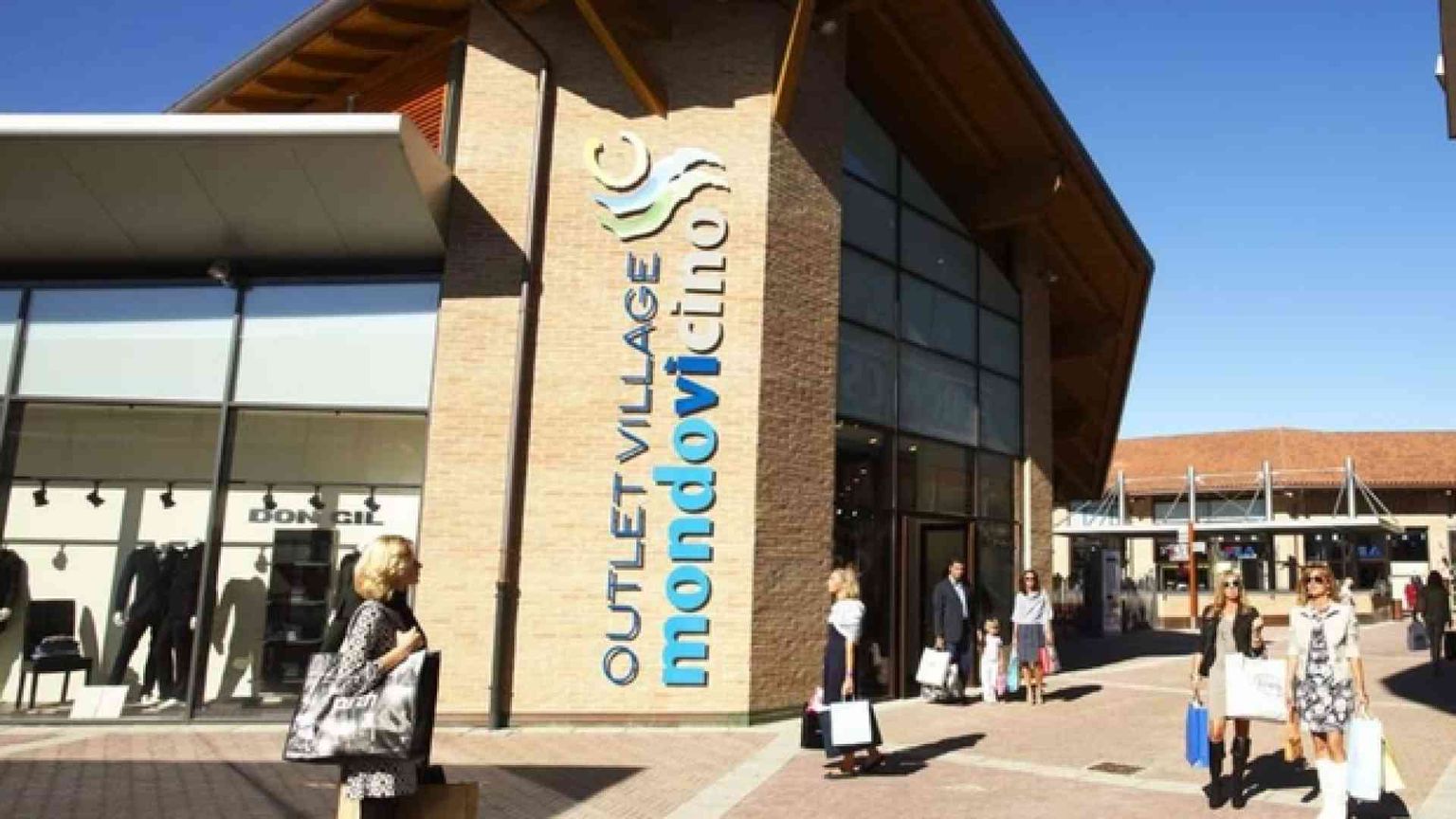 Outlet, va di moda l'apertura a Pasqua