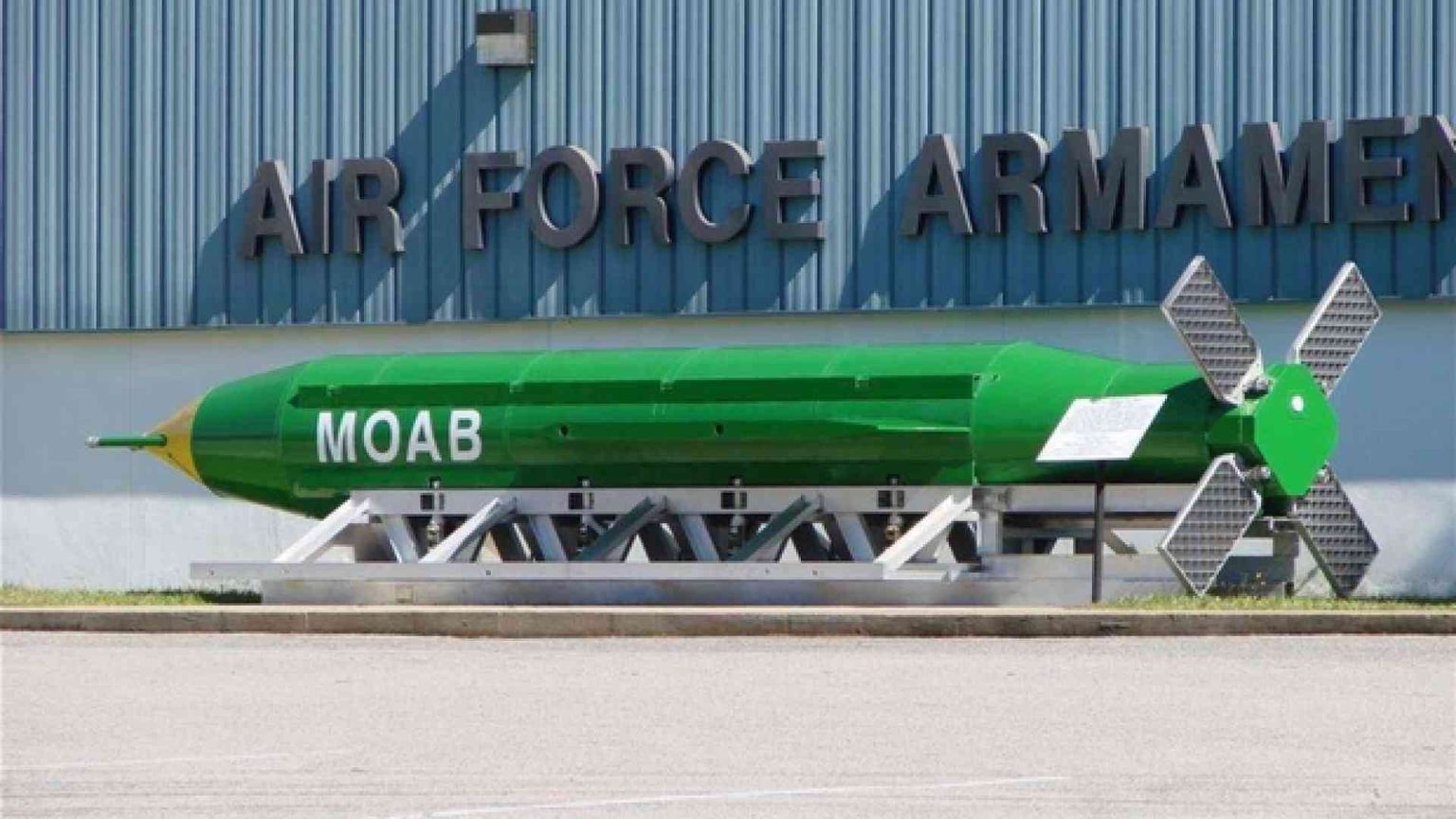 Donald Trump sgancia in Afghanistan e sui media la superbomba contro il Daesh