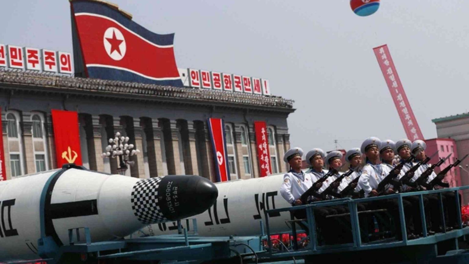 Kim mostra i missili in parata, ma non testa l'atomica. Per ora