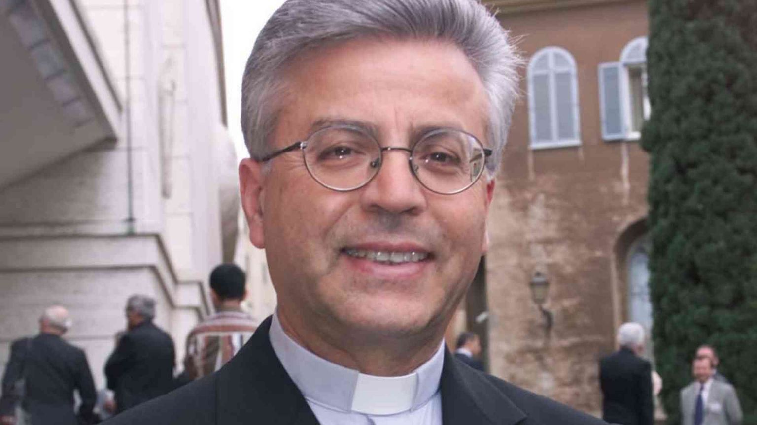 Il vescovo: «Lascio la diocesi, torno a fare il missionario»