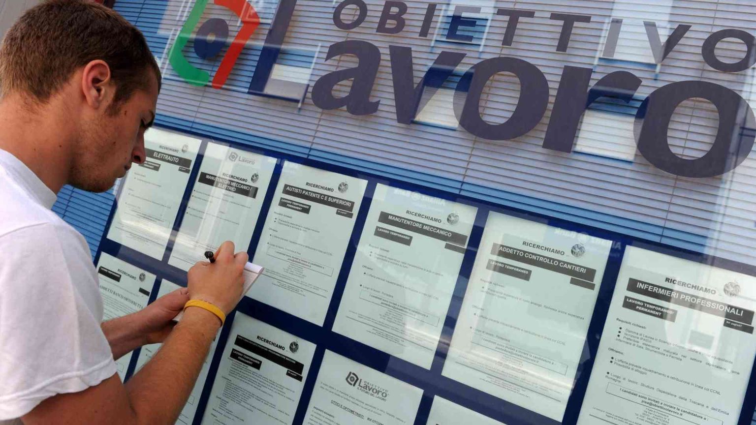 «Lavoro è un'emergenza». Galantino: non si abbandoni Alitalia
