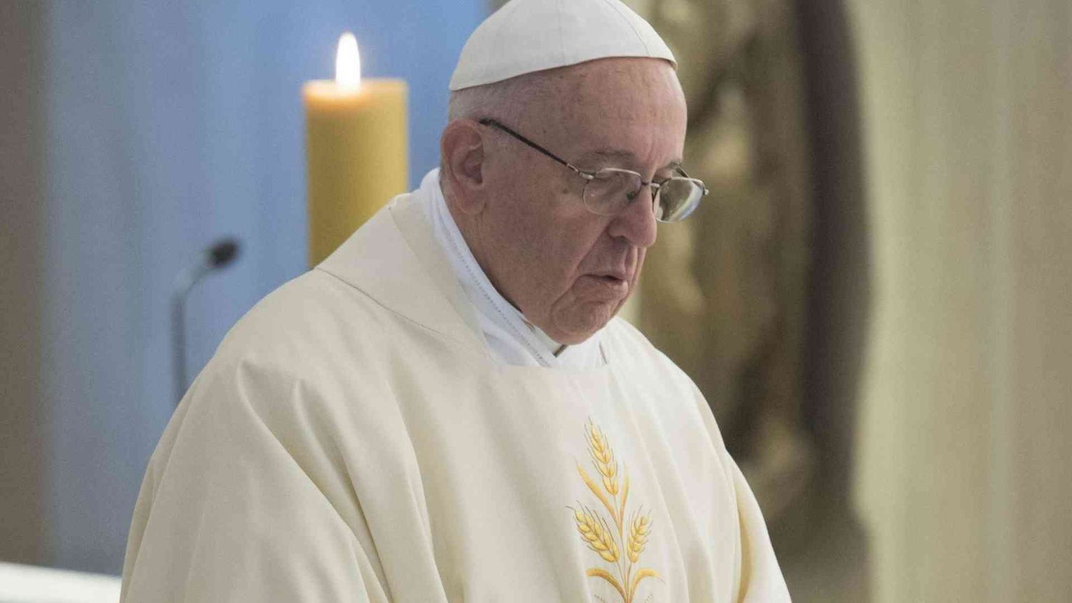 Il Papa: no ai rigidi dalla doppia vita, nella Chiesa serve mitezza