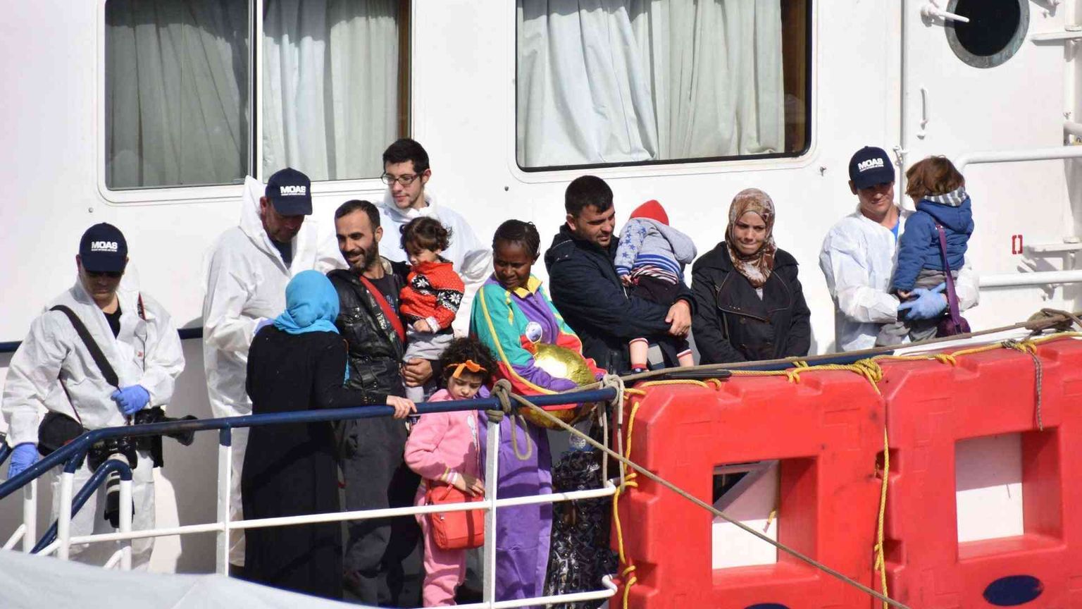 Abbandonati al largo dagli scafisti: 245 dispersi