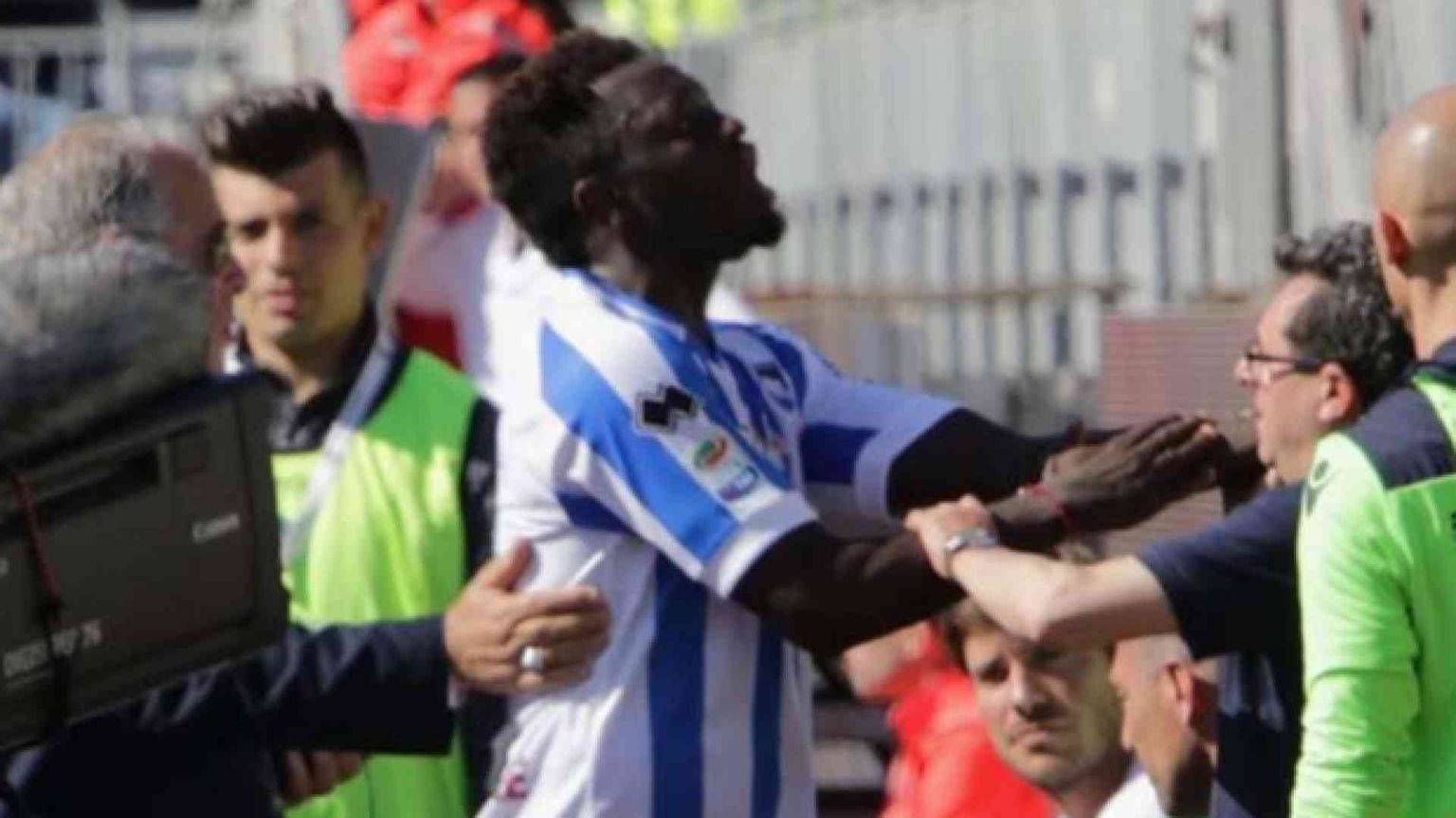 Il caso Muntari e i volti deformati dell’intolleranza