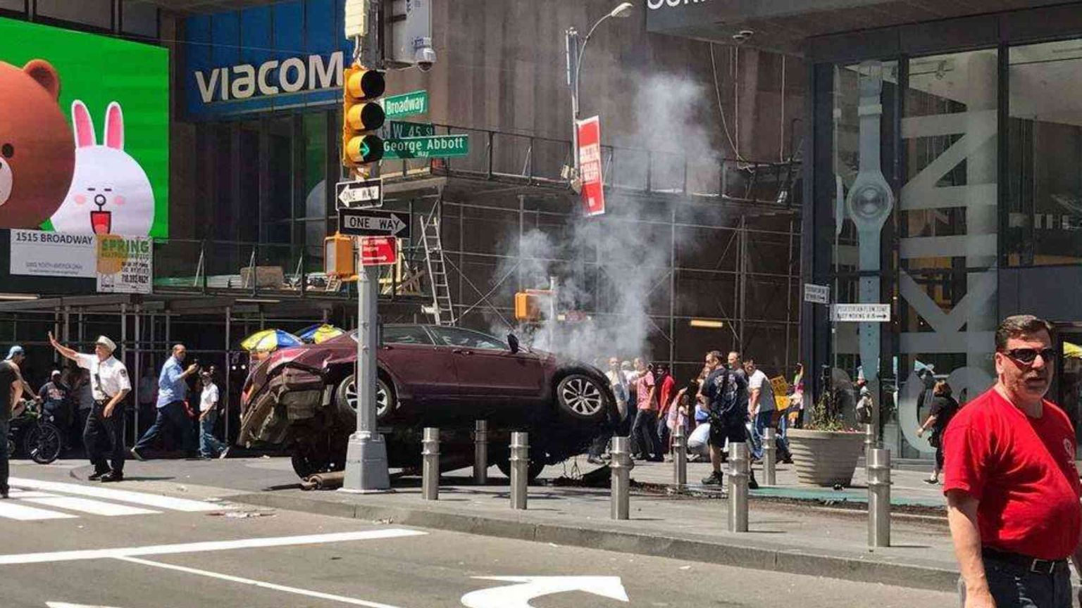 Auto impazzita sulla folla a Times Square, un morto e 23 feriti