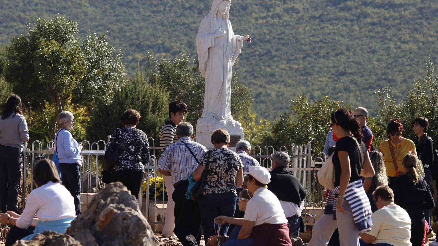 Medjugorje, perché il Papa non crede alla «Madonna postina»