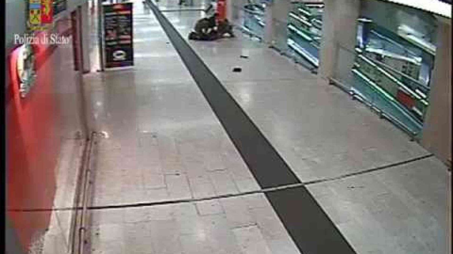 Accoltella militari, indagato per terrorismo internazionale / VIDEO