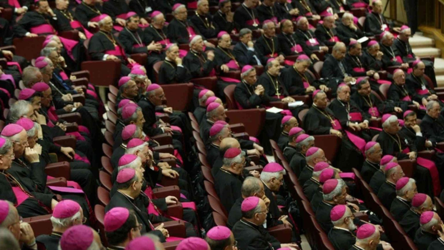 Il Papa apre l'assemblea Cei. Da martedì le votazioni per il nuovo presidente