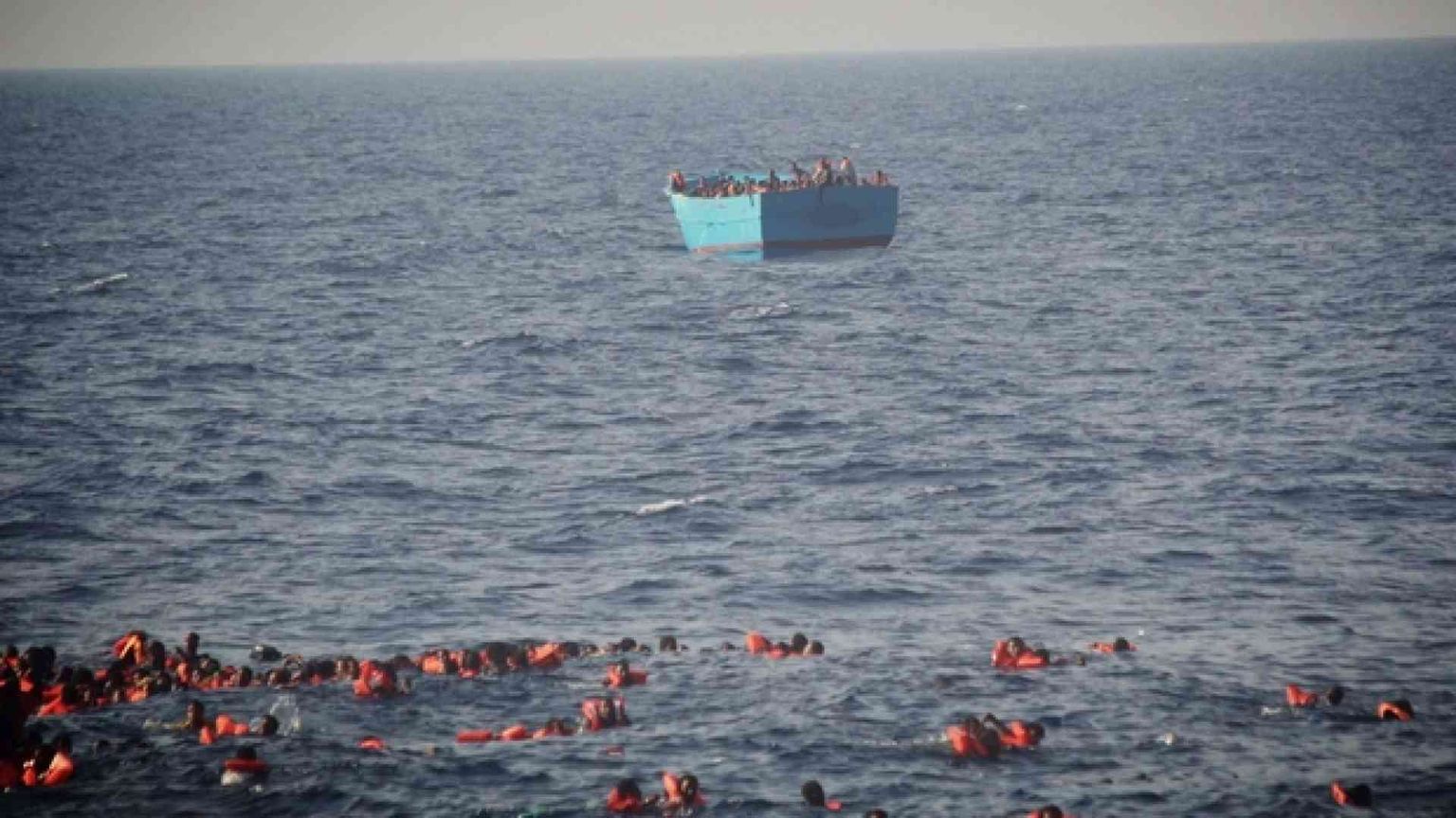 Naufragio al largo della Libia, 34 morti fra cui molti bambini. Salvati 400