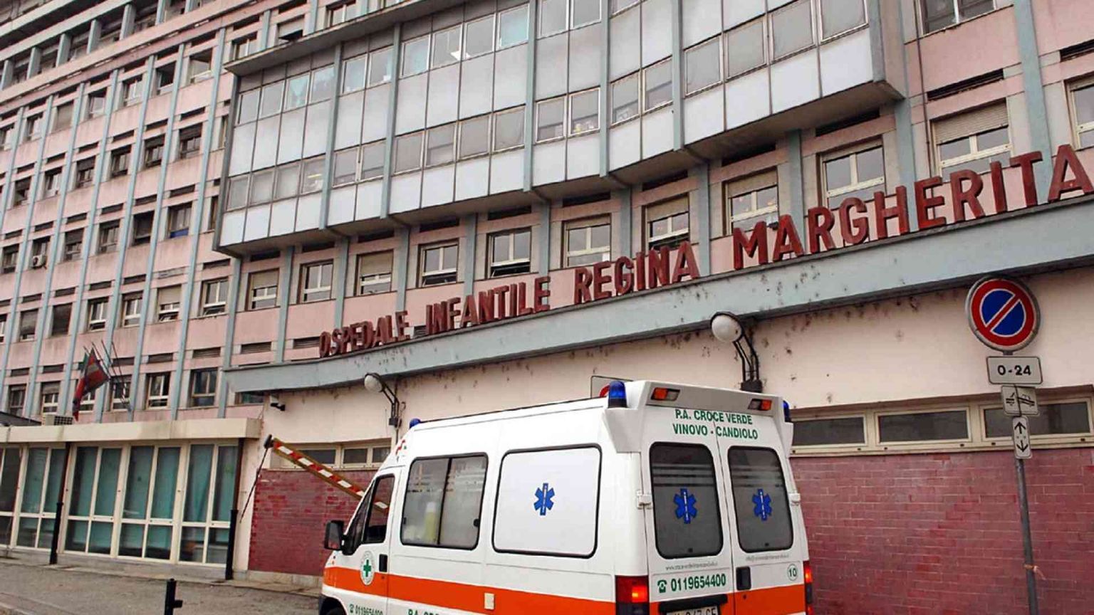 Neonato morto, la madre confessa: «L'ho lanciato dal balcone»