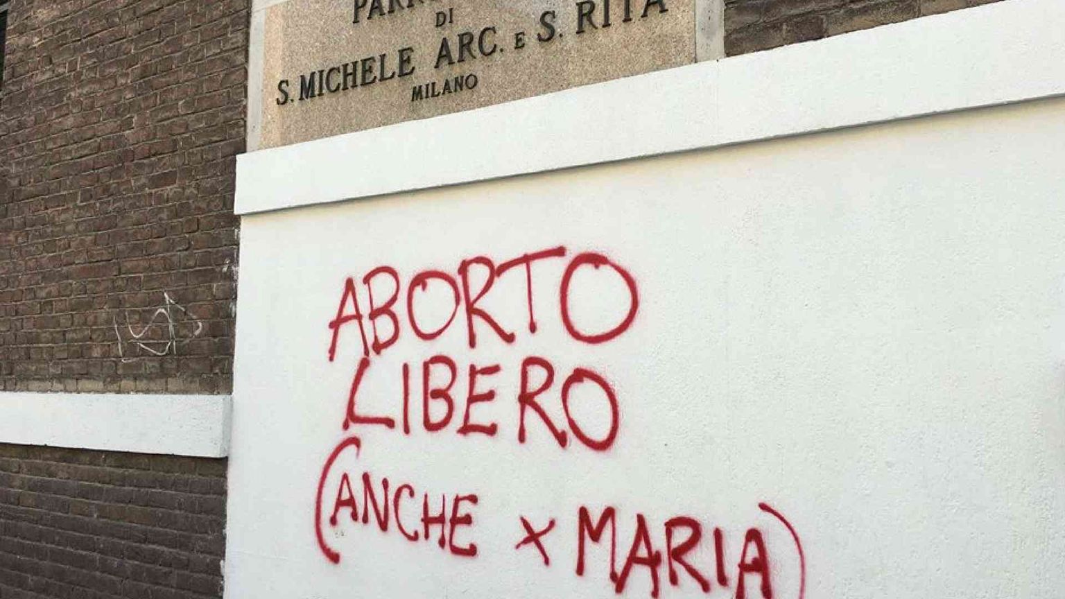 Scritta pro aborto sulla chiesa, la reazione del parroco vola sui social