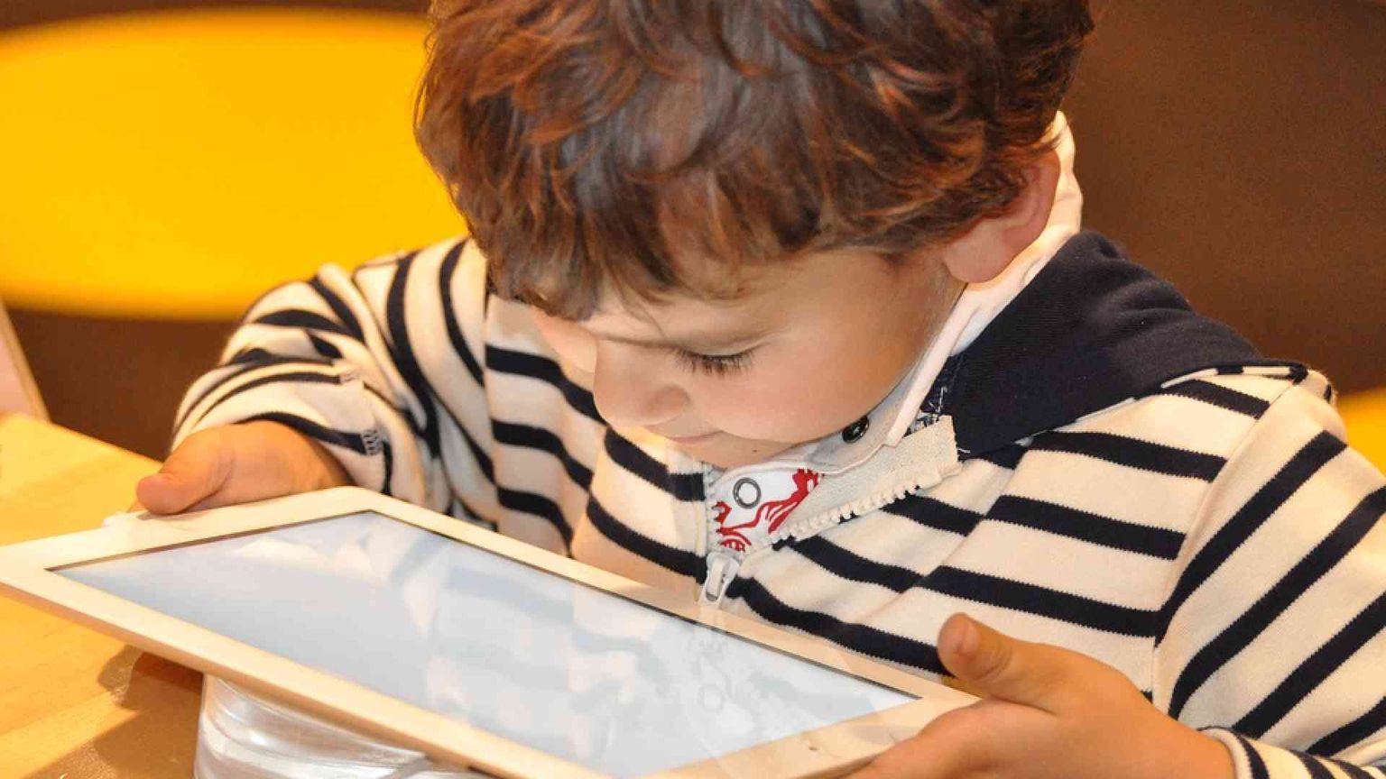 Abuso di smartphone e tablet, allarme dei pediatri francesi