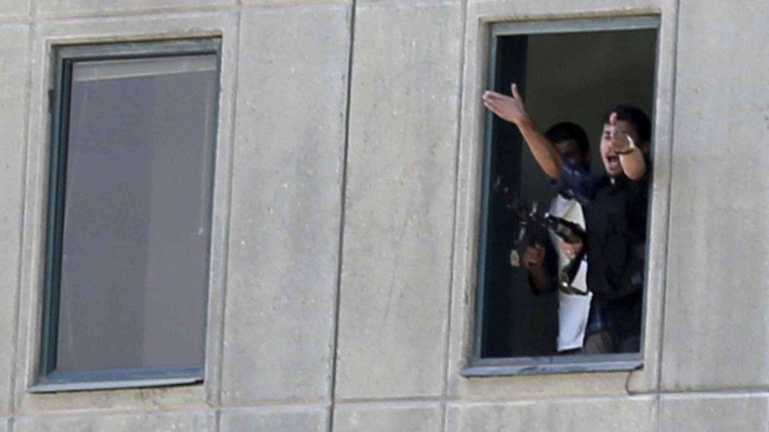 Terroristi kamikaze a Teheran: 12 morti. Il Daesh rivendica