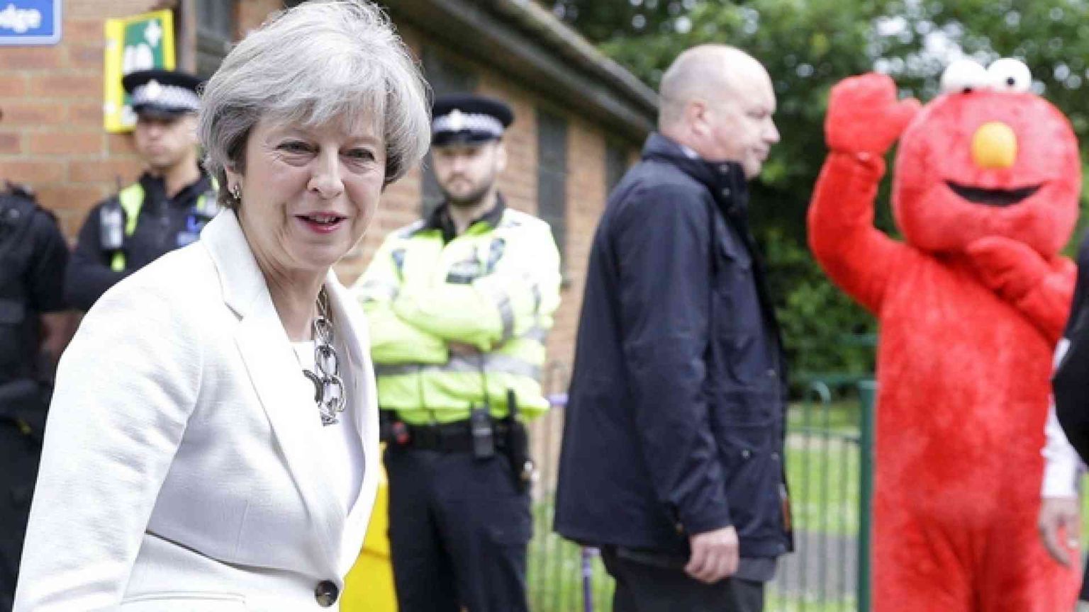 Primi exit poll: la May rischia di perdere la maggioranza assoluta