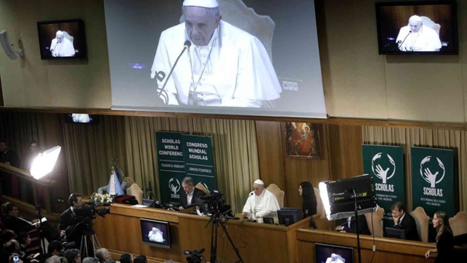 Papa Francesco: no al bullismo e all'educazione d'èlite