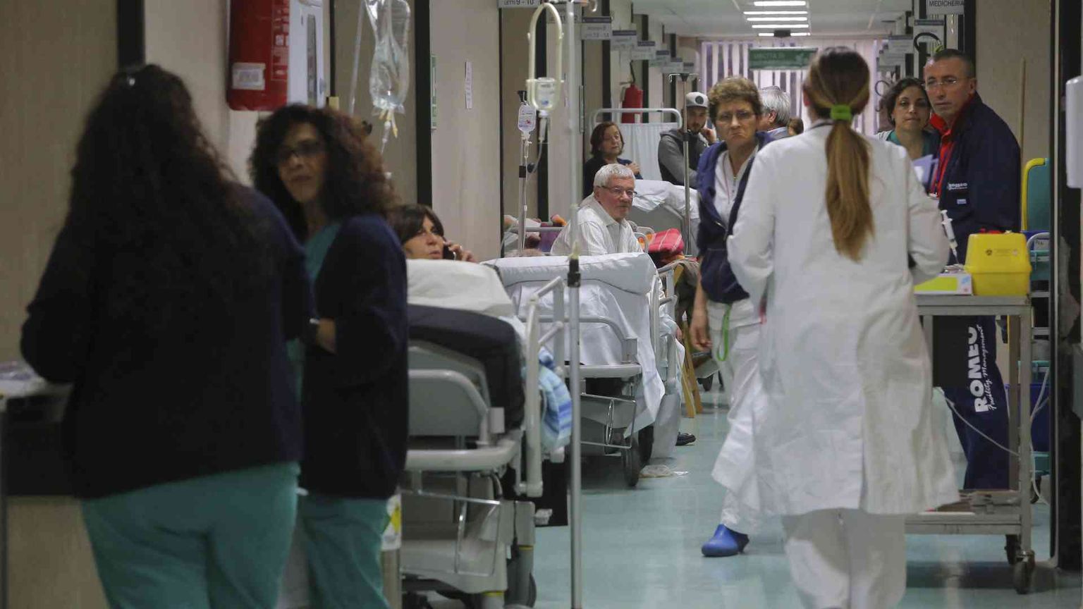 Degrado e imbrogli fuori dall'ospedale, santuario dell'umanità