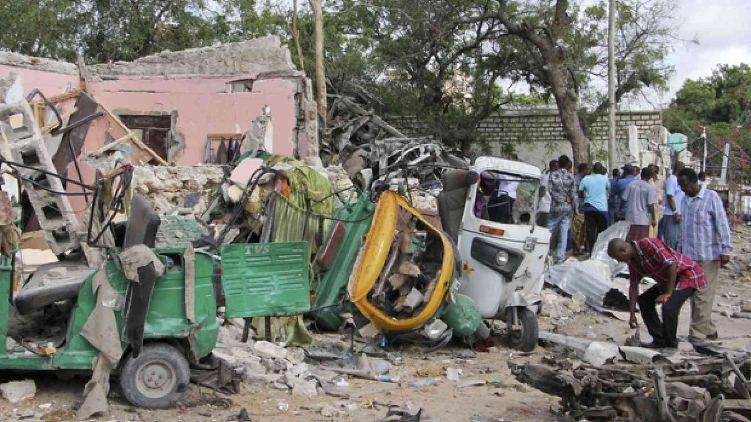 Raid degli shabaab a Mogadiscio: due ristoranti a ferro e fuoco, 31 morti