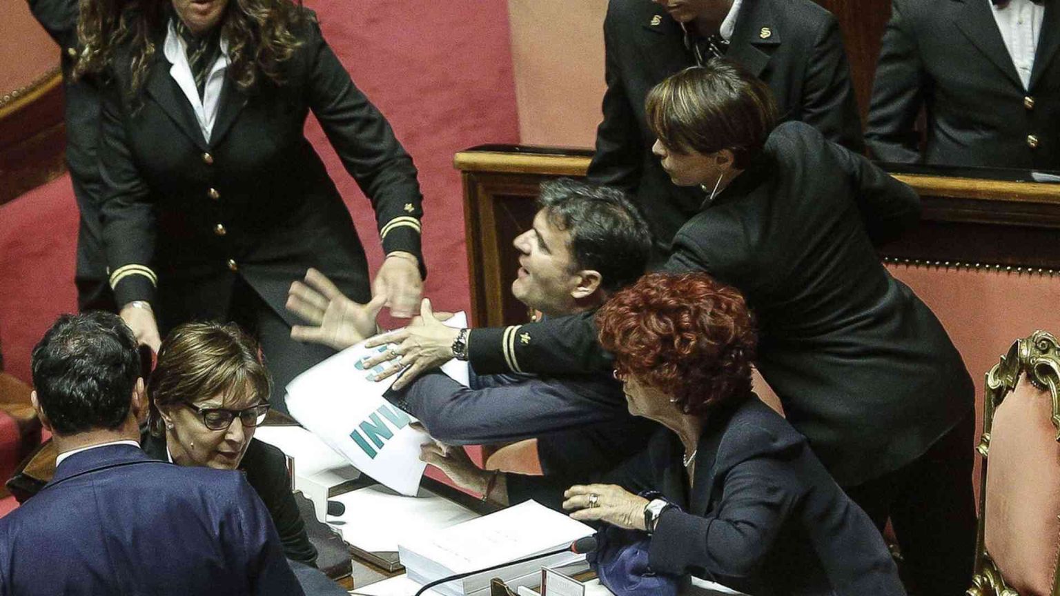 Al Senato esordio tra tafferugli. Contusa la ministra Fedeli