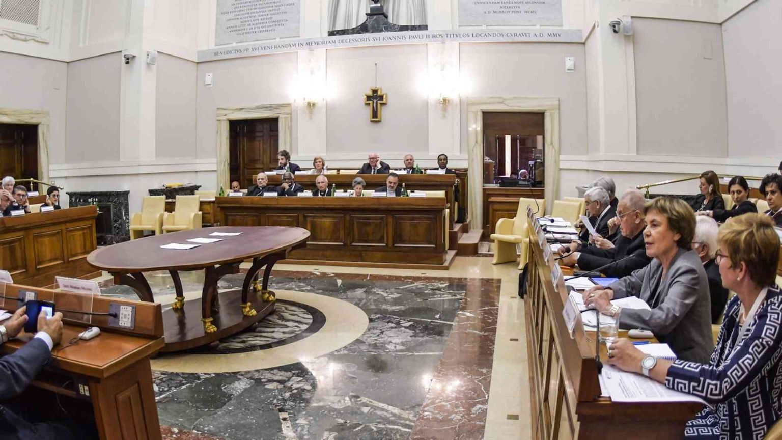 Allo studio la scomunica per corruzione