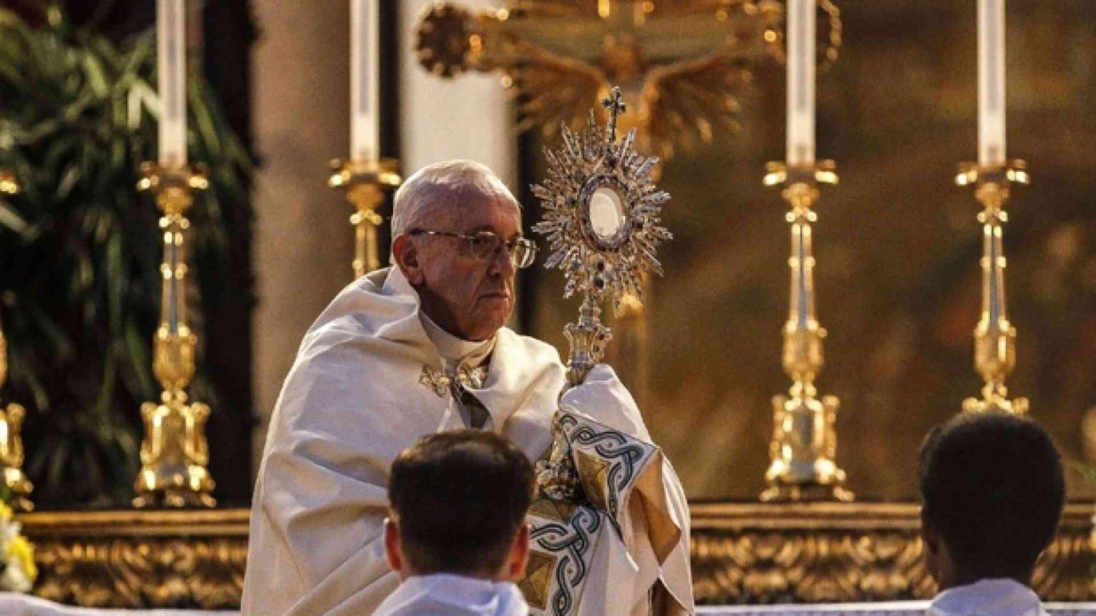 Il Papa: «Eucaristia memoria viva dell'amore di Dioi