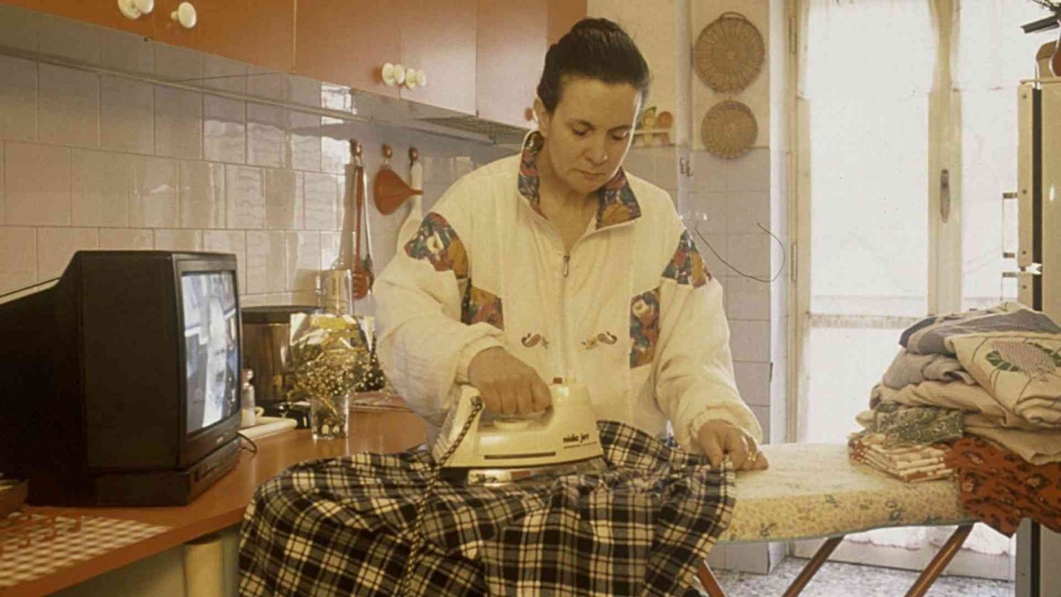 Più anziane e più povere: la crisi delle casalinghe italiane