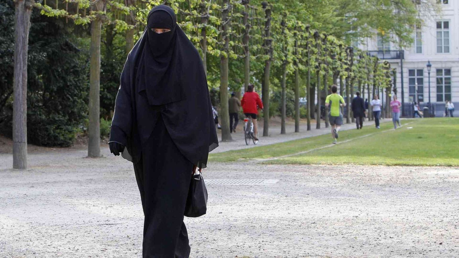 Il divieto di portare il niqab non viola i diritti umani