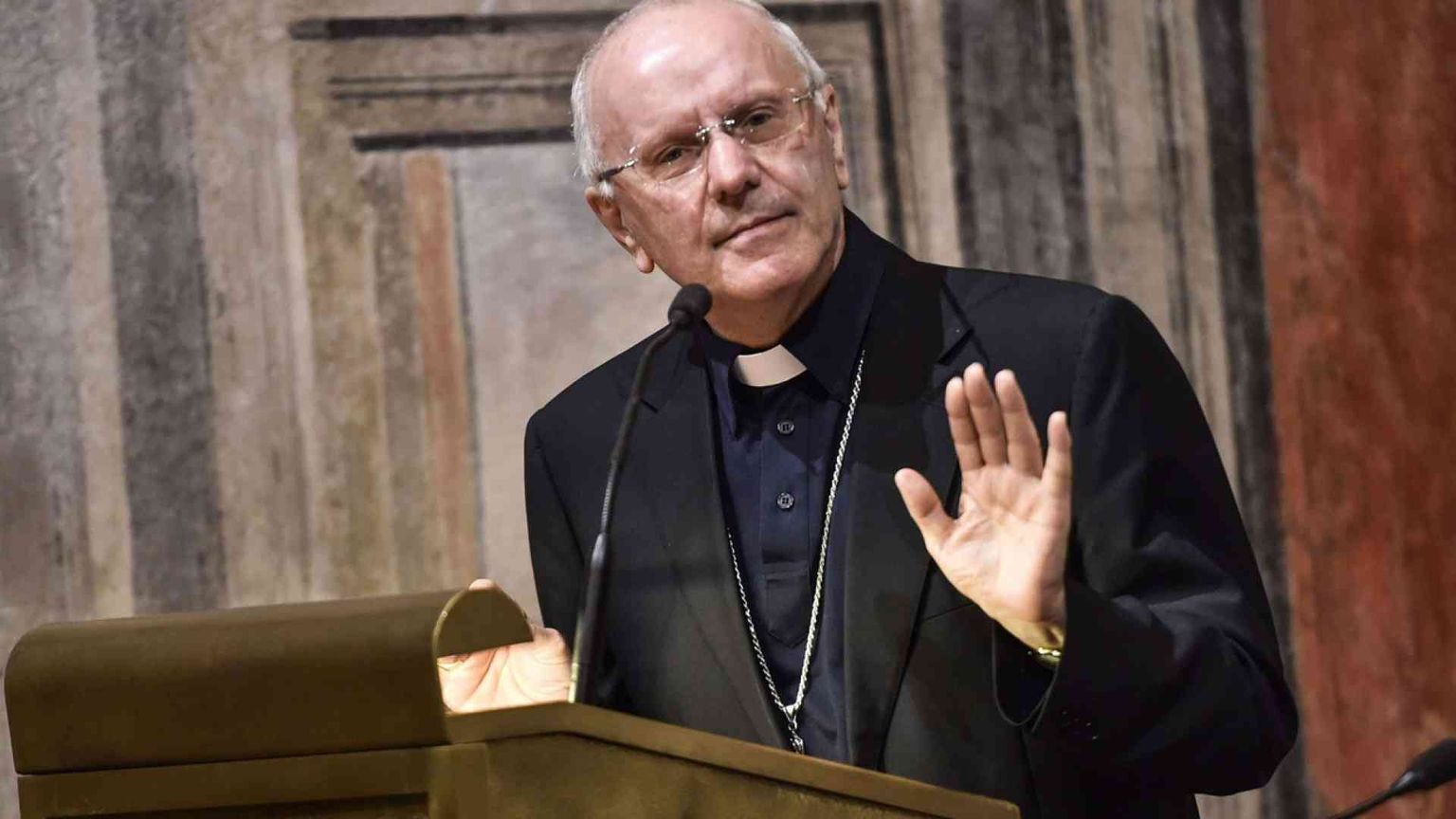 Migranti, Galantino: basta parole, è l'ora di politiche responsabili