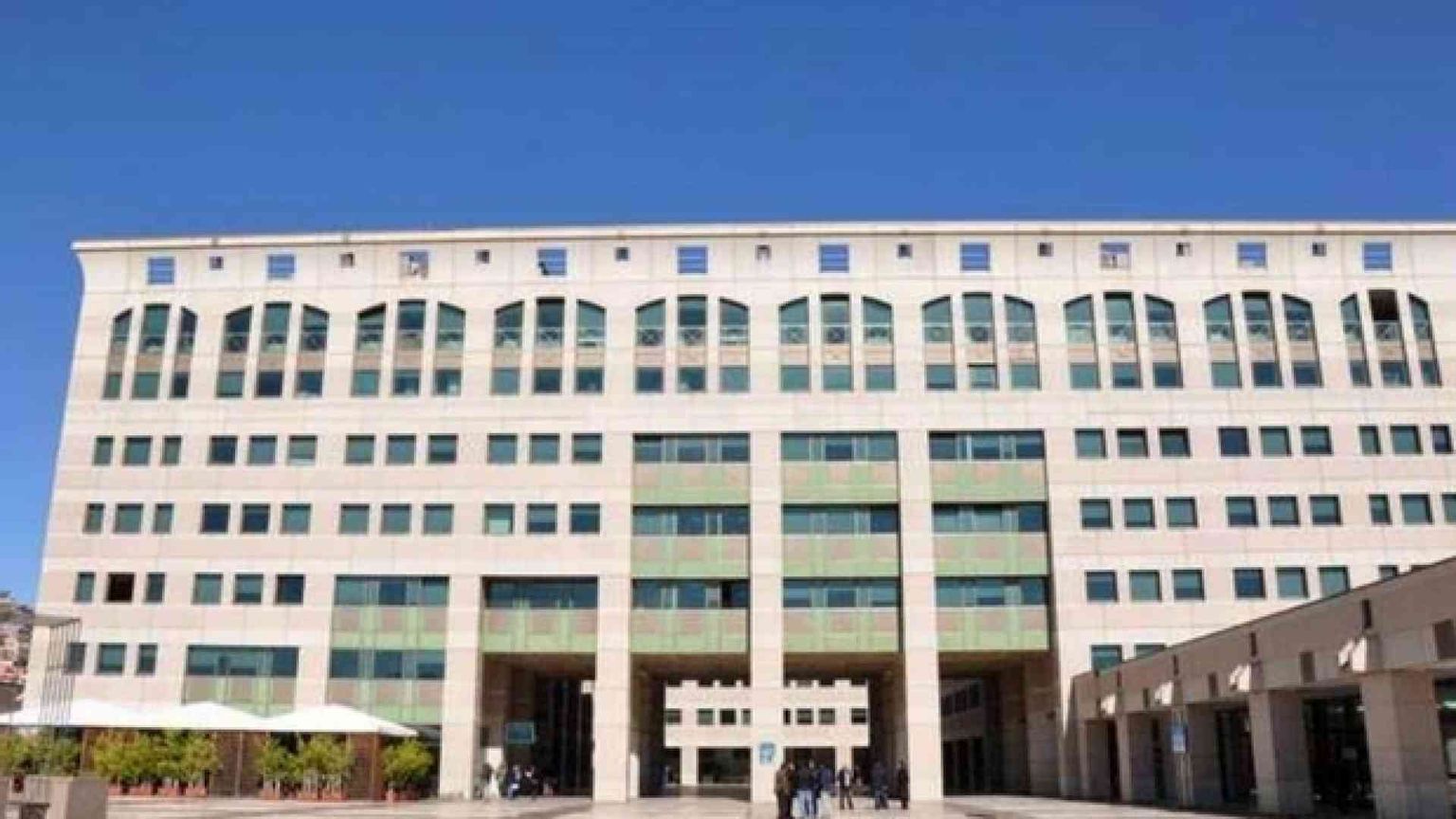 Anziché insegnare faceva l'avvocato