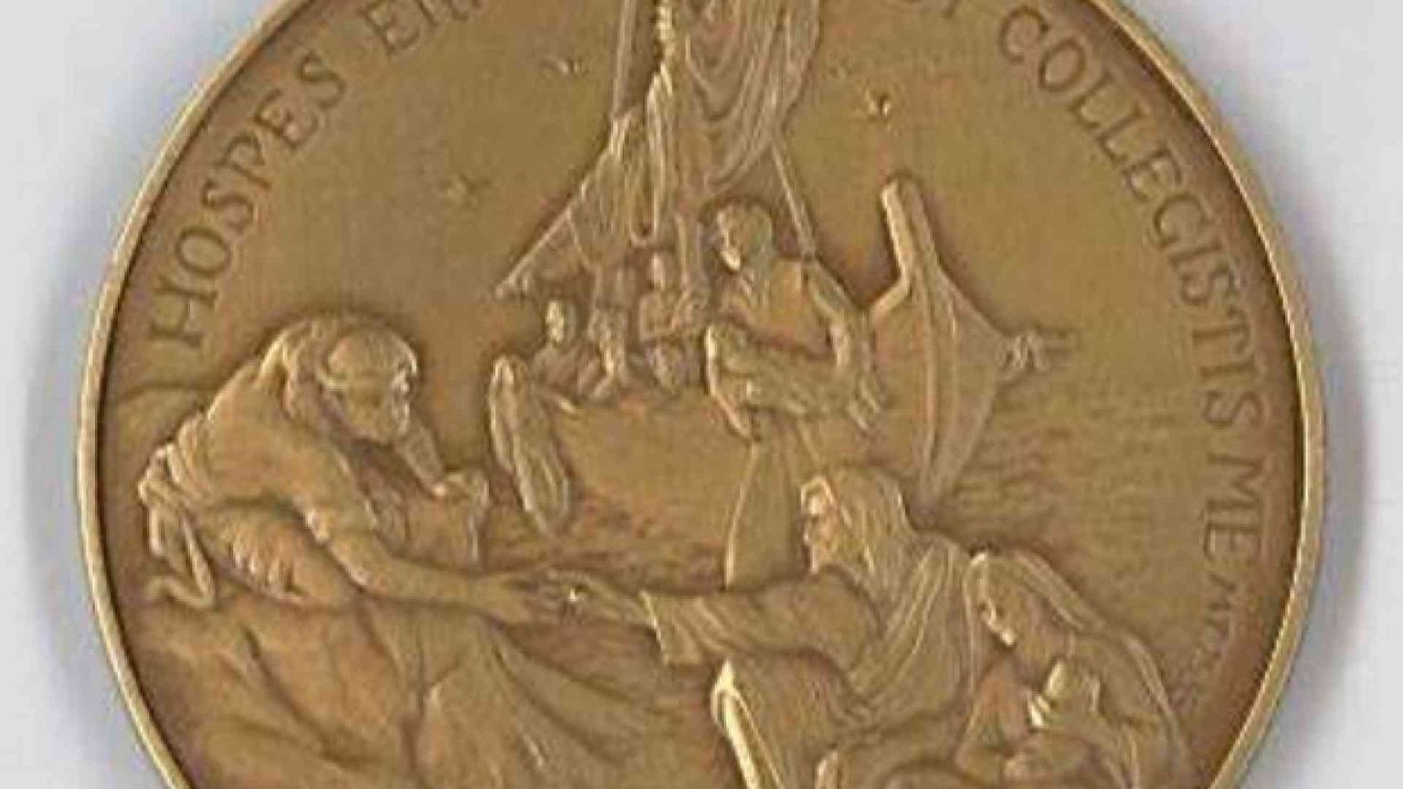 I migranti sulla medaglia per il quinto anno di pontificato di Francesco