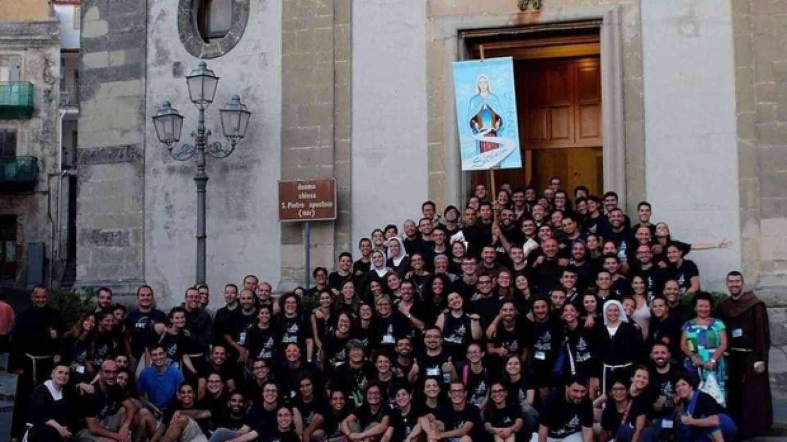 Giovani italiani in marcia verso il perdono di Assisi