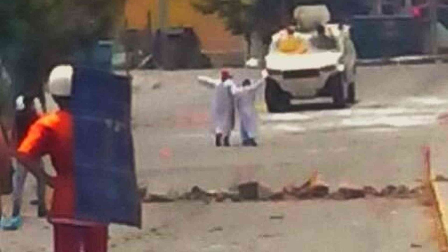 Sacerdoti con i paramenti sacri fermano i blindati in Venezuela