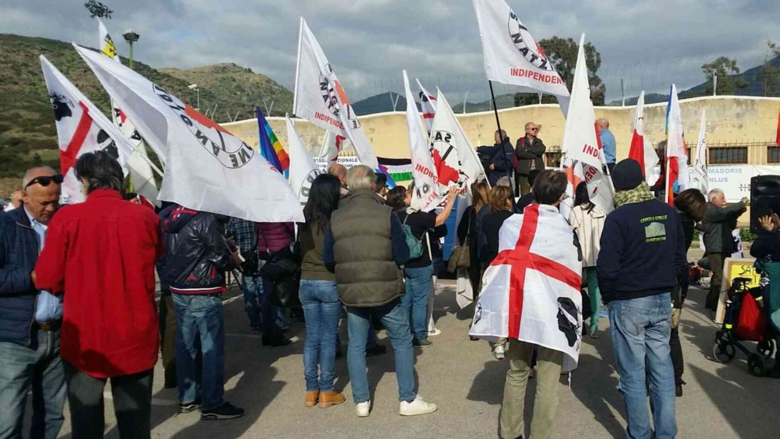 Gli operai della fabbrica di bombe: «No alla riconversione»