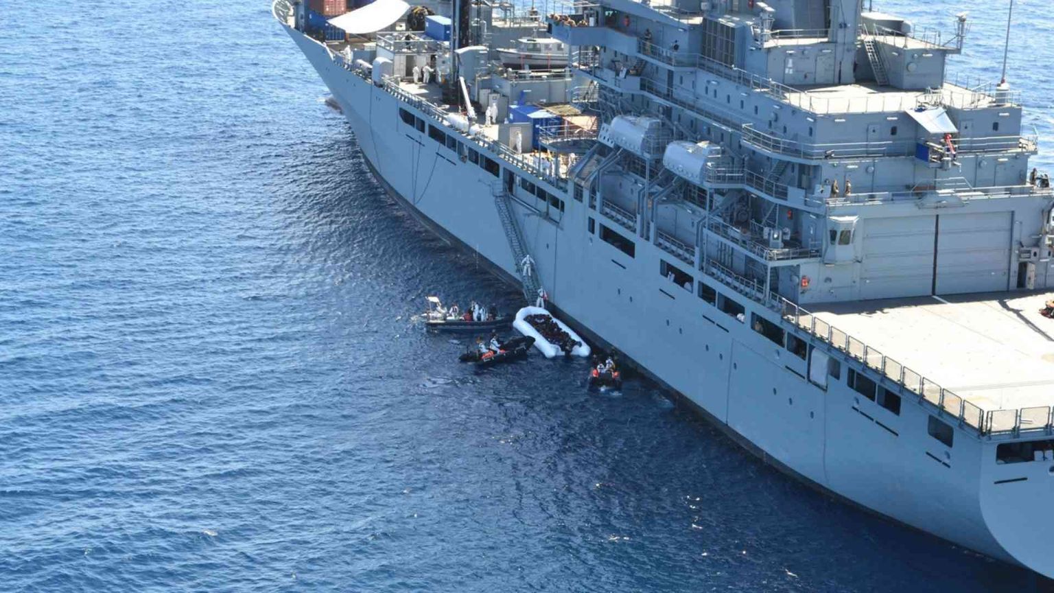 Le norme: chi non interviene è complice di naufragio