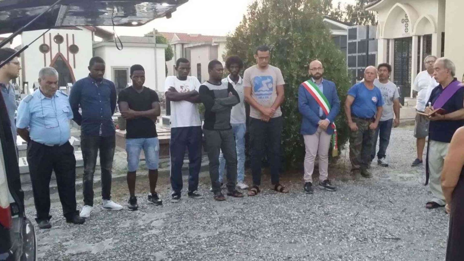 Cimiteri pieni, ultimo viaggio Sicilia-Calabria