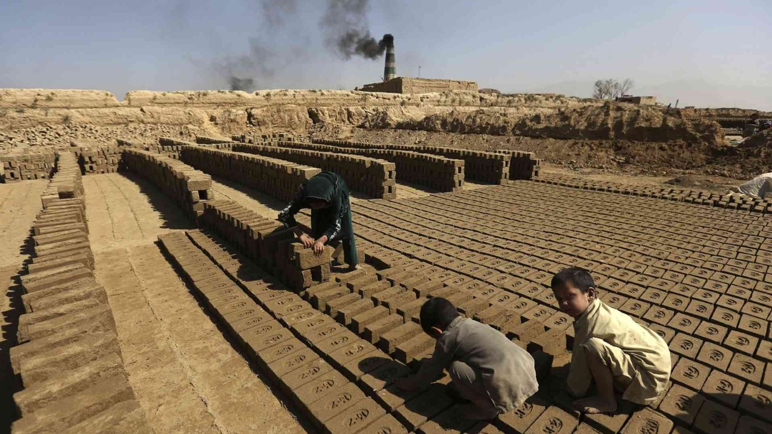 I nuovi schiavi nelle fornaci di mattoni