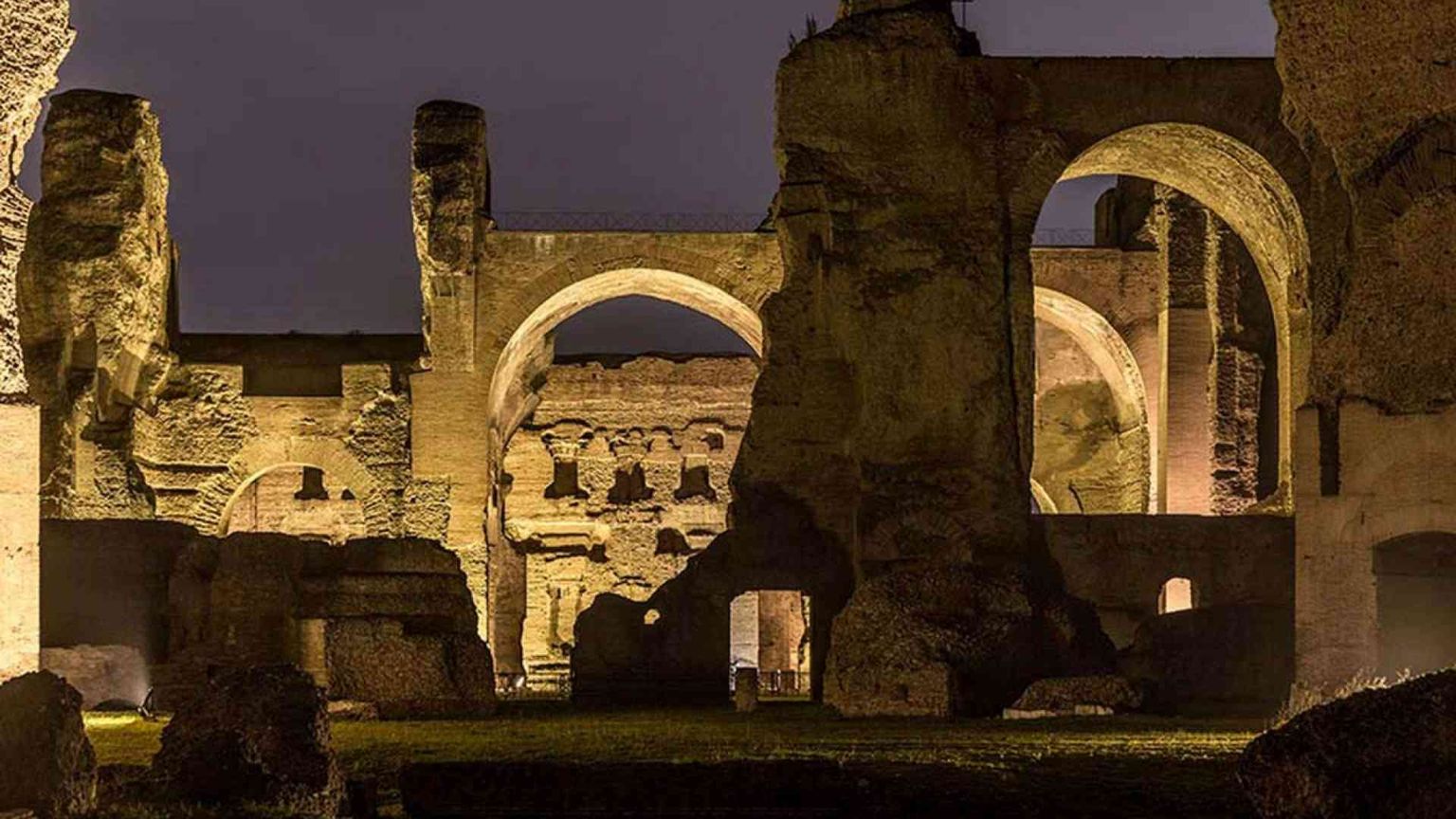 La magia della notte per scoprire le Terme di Caracalla / LE FOTO