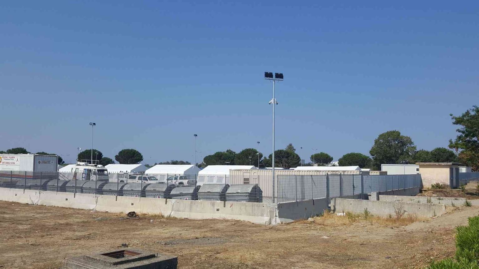 I braccianti nella nuova tendopoli alla ricerca di dignità