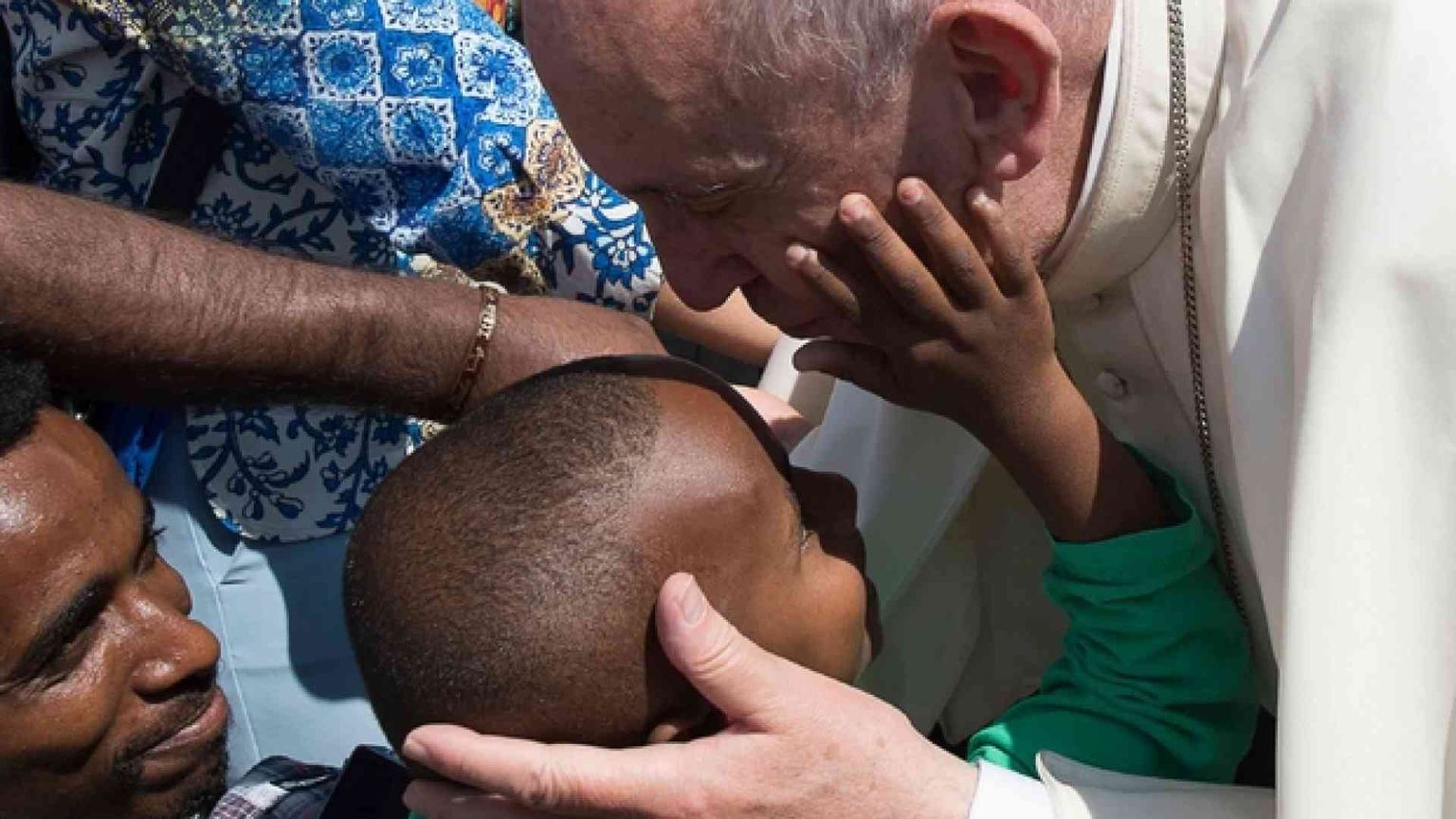 Il Papa: proteggere i migranti, nazionalità alla nascita