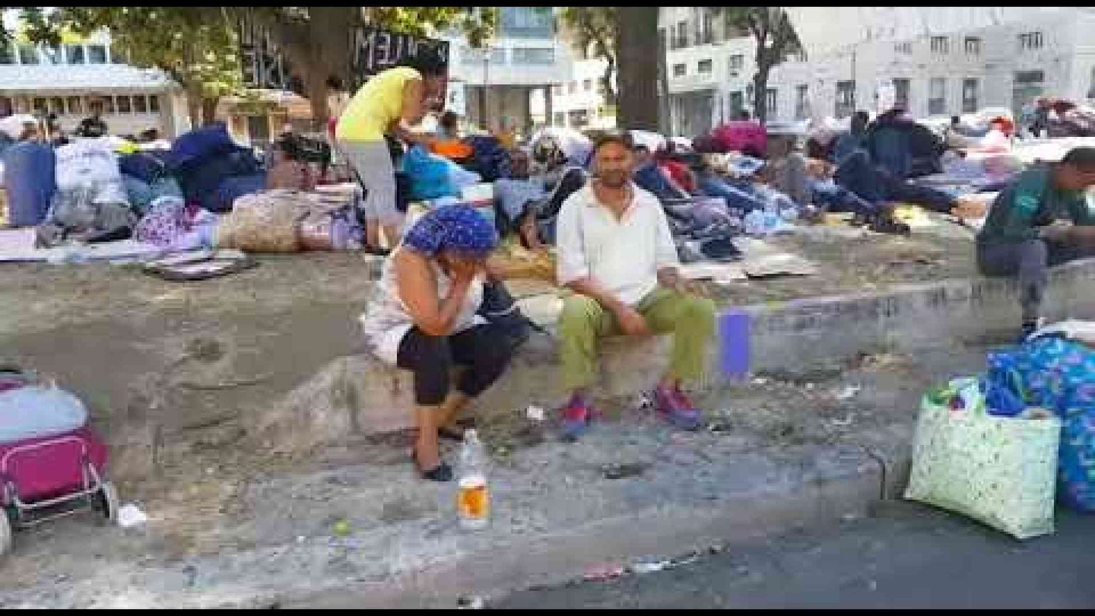 Le notti in strada dei profughi (in regola) sgomberati. «Dove andremo?» (VIDEO)