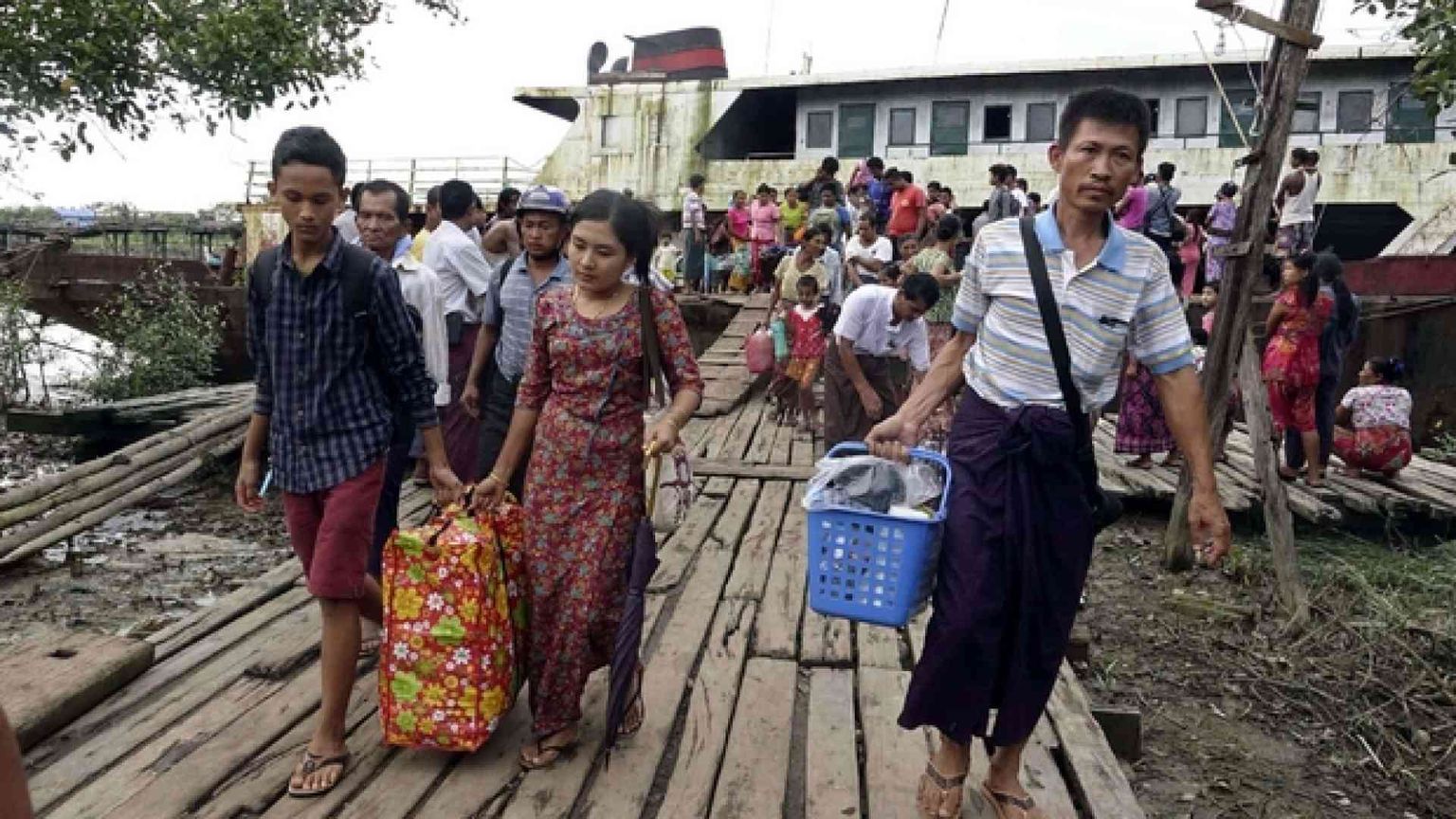 L'esercito spara: colpi di mortaio sui profughi Rohingya in fuga