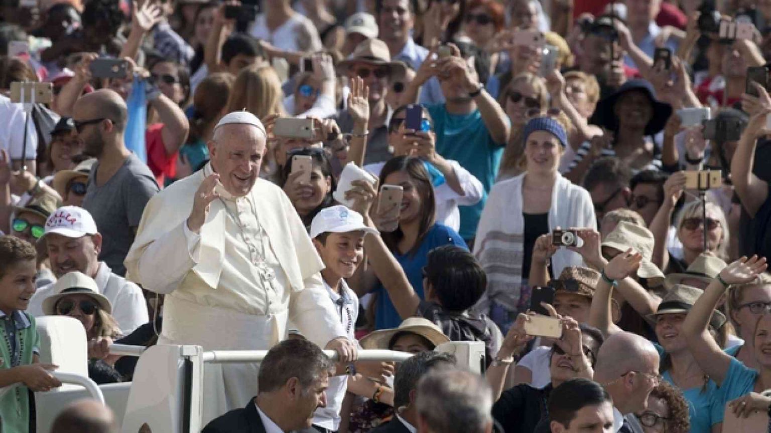 Papa Francesco: è triste vedere giovani in pensione, che non cercano nulla