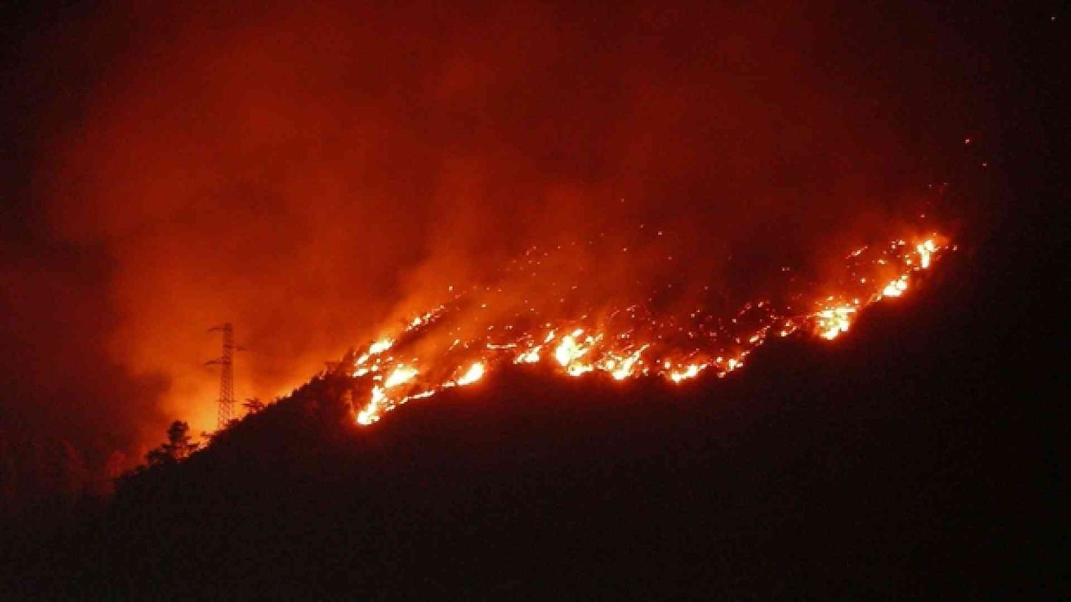Il rogo che continua a devastare la conca di Sulmona