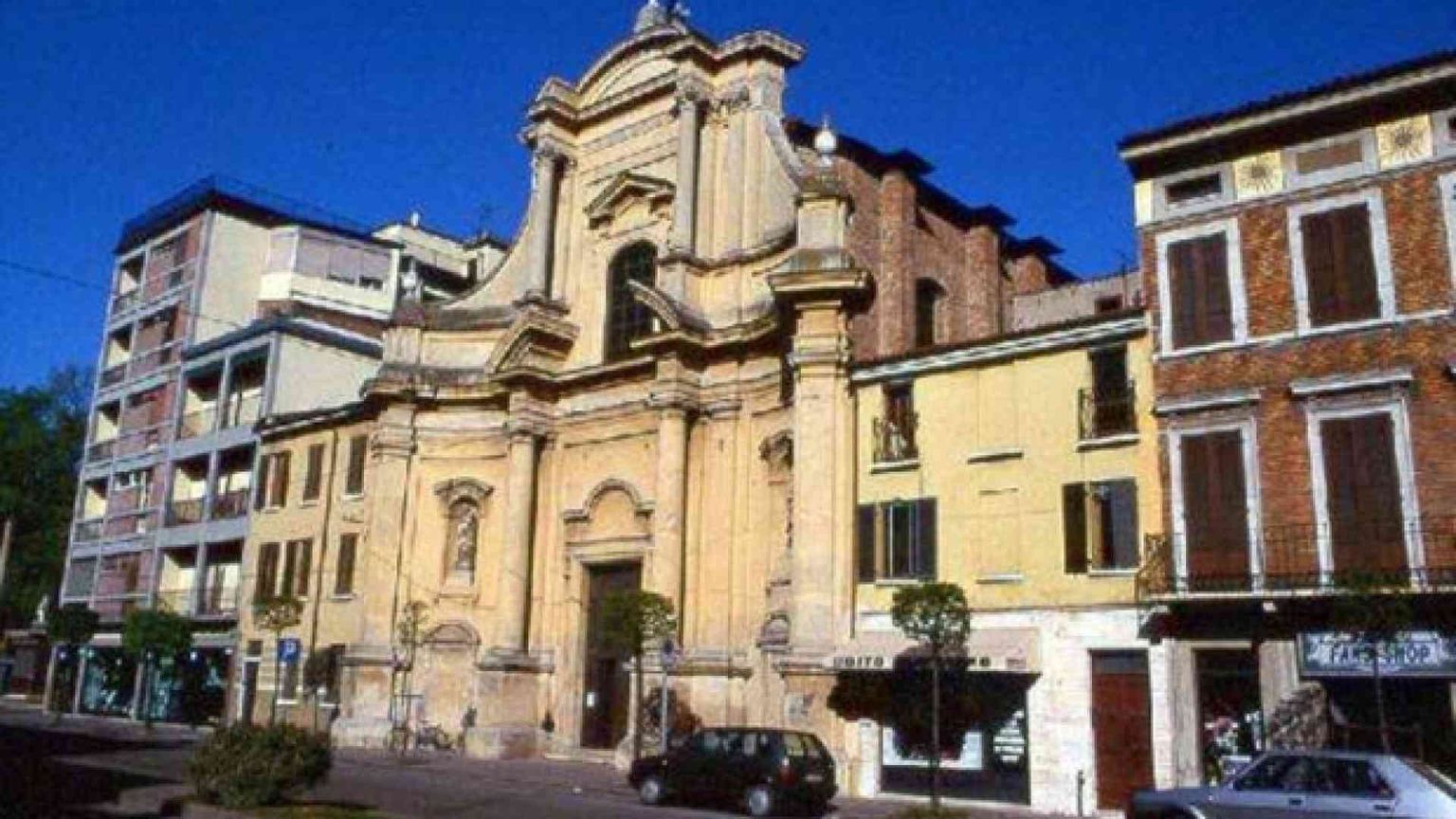 Anziano parroco aggredito in chiesa e preso a sputi