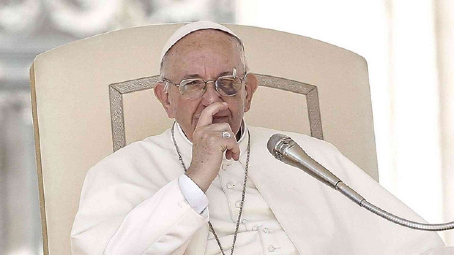 Il Papa ai nuovi vescovi: imparate dal fiuto dei fedeli