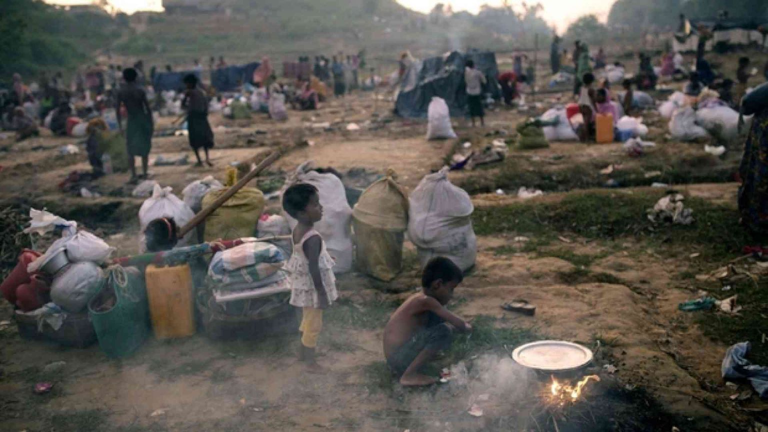 Oltre 400mila i Rohingya in Bangladesh: «Non lascino i campi»