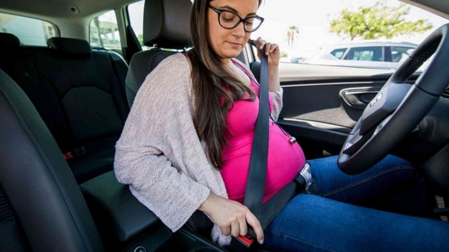 Guidare in gravidanza: 9 consigli per 9 mesi