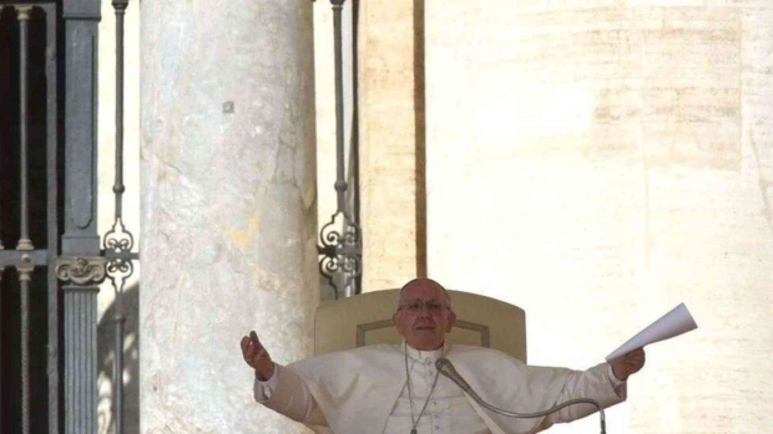 Papa Francesco: accogliamo i migranti con le braccia ben aperte