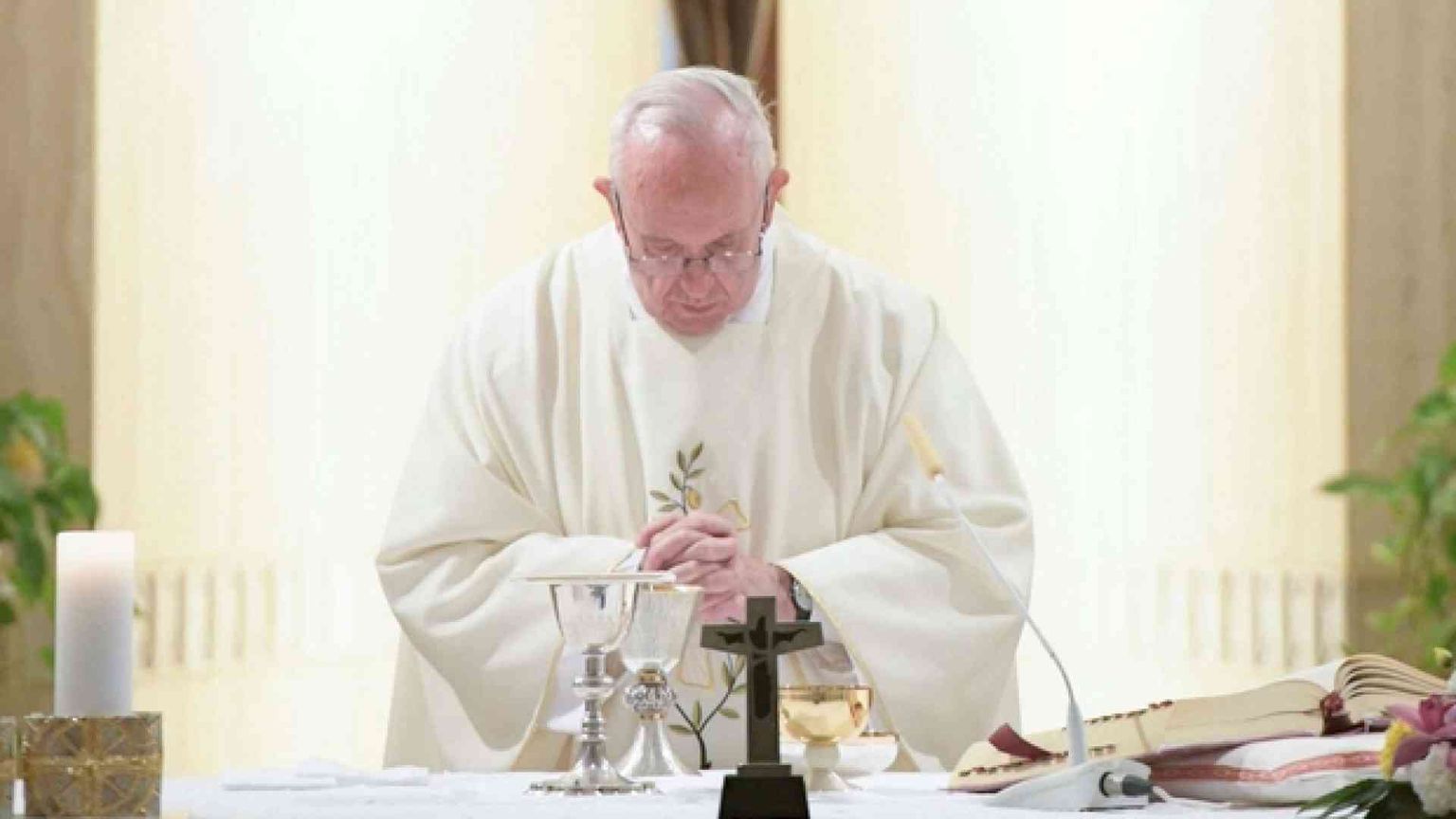 Papa Francesco: gli arcangeli inviati per accompagnarci nella vita