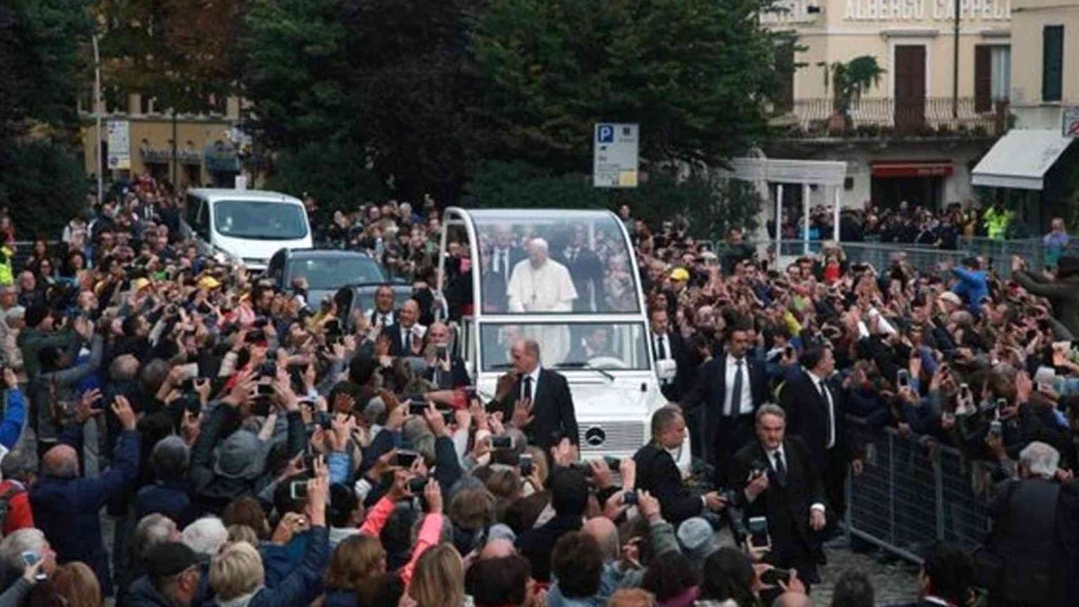 Francesco a Cesena: ripartire dalla rivoluzione della tenerezza