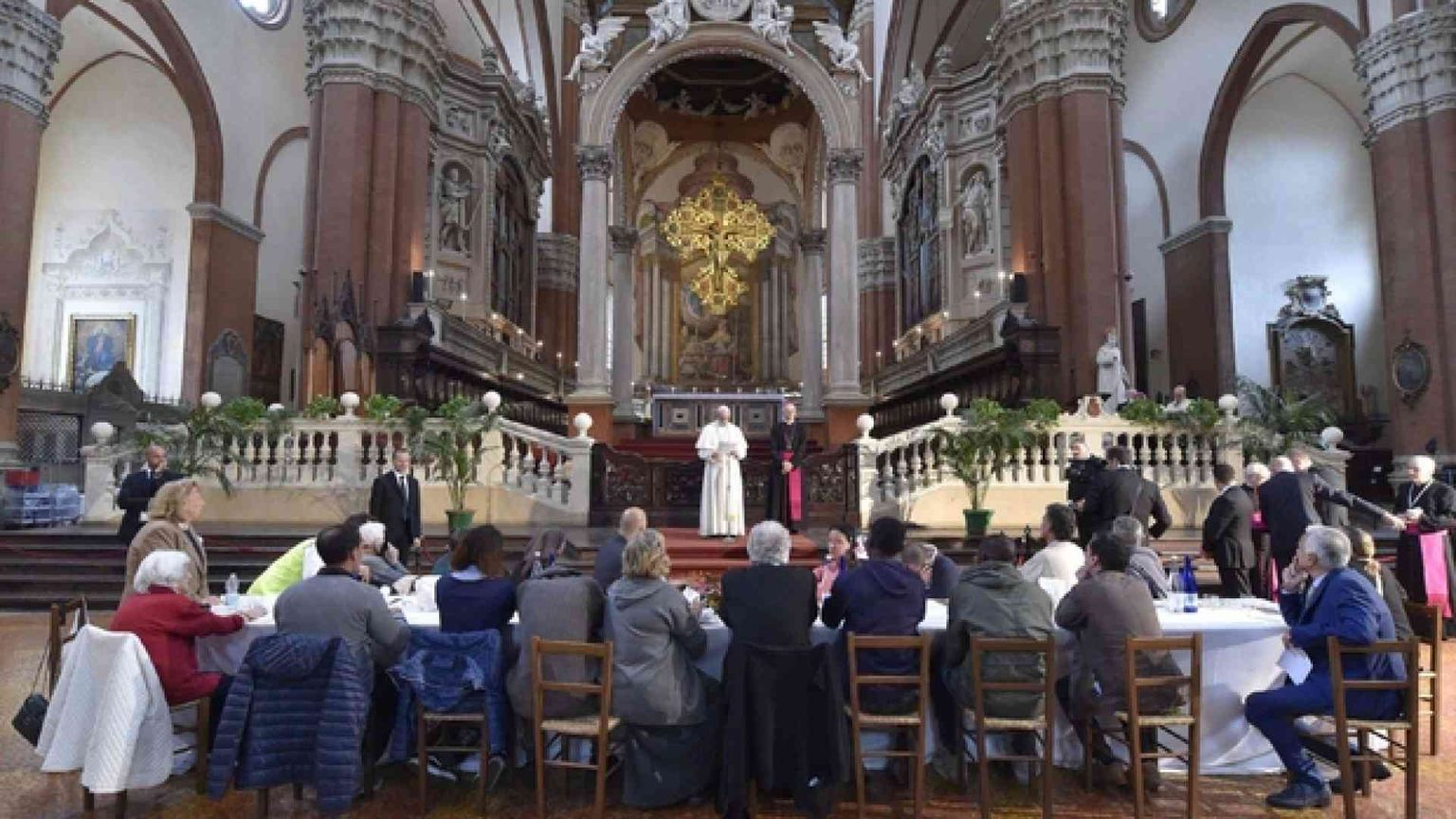 Zuppi: il pranzo con i poveri in San Petronio «non è desacralizzante»